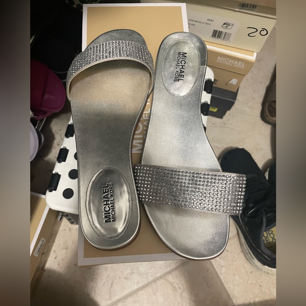 Excellent Used Condition. Barely Worn Michael Kor… - image 3